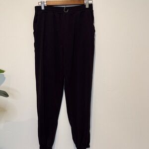 Vuori Women’s Black Jogger Pants w/ pockets & elastic, drawstring waist. Medium